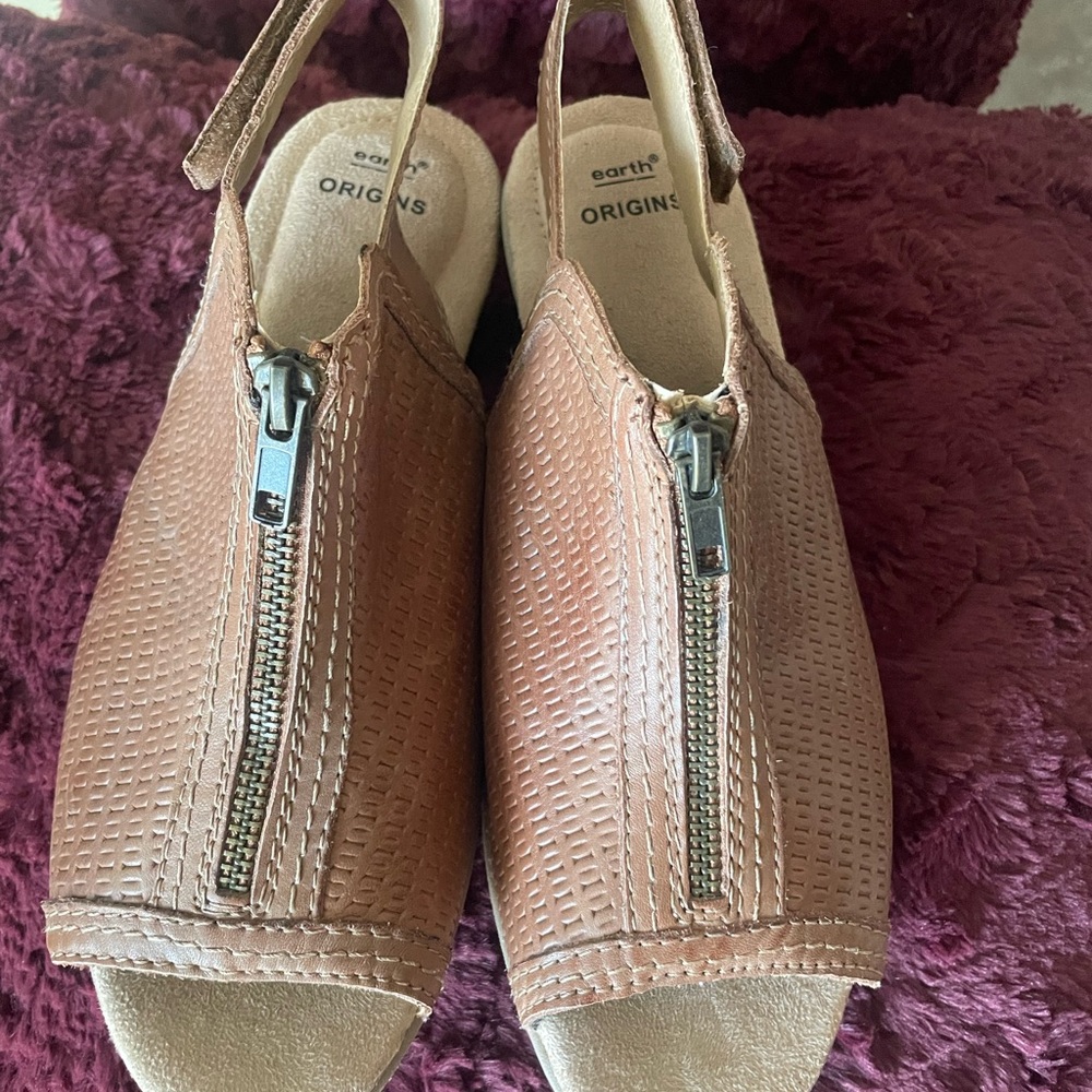 Earth Origins Tan Slingback Sandals with Zipper